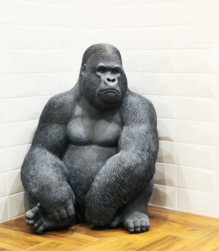 オフィスに置かれたゴリラの置物